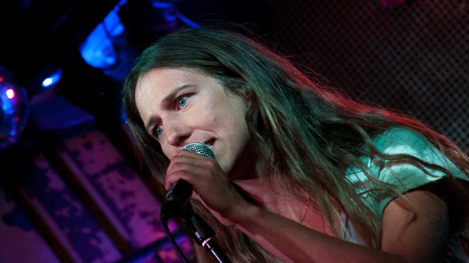 Claudia Gutiérrez Valero , Campeona de Poetry Slam Madrid 2019-20. Foto de Sonia Aroca.